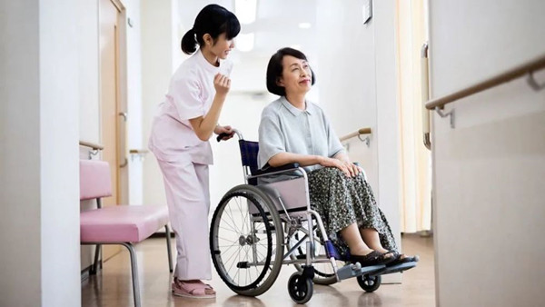 在北京照顧老人保姆價(jià)格是多少？不同價(jià)格之間的保姆有什么區別？