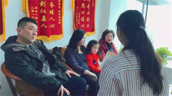 帶娃的保姆阿姨或育兒嫂，有這十種行為，建議不要選擇！