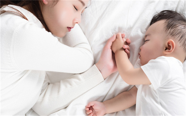 育兒嫂晚上帶孩子睡嗎？育兒嫂一個(gè)人在家帶孩子放心嗎？